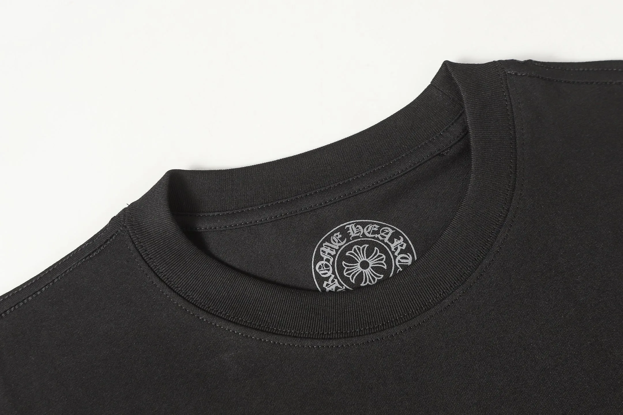 P160 Chrome Hearts CH Chrome Hearts Color Overlay Cross Print Short Sleeve T-shirt Uses direct injection imported machine printing. Hardware and accessories are all milled and customized. Correct configuration. Black 2025 Chrome Hearts ZP packaging. 260 grams of custom dyed double yarn cotton. Large version. Loose and stylish. Different from lower versions, slim and long version with upper body and hip stretch. 100% commitment: top quality. Not fast food. Highest version on the market. Top quality - different from ordinary versions on the market. If you care about quality, you should also respect the price. Absolutely 0 after-sales service and 0 return rate so far. It’s hard not to love the style - 260g double yarn cotton custom dyed fabric - Correct high-density main mark, washed tag, hand-sewn